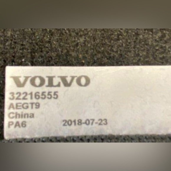 EUC Genuine Volvo Car XC60 Textile Carpeted Floor Mats Kit 32216555 4 Pieces - Picture 3 of 3